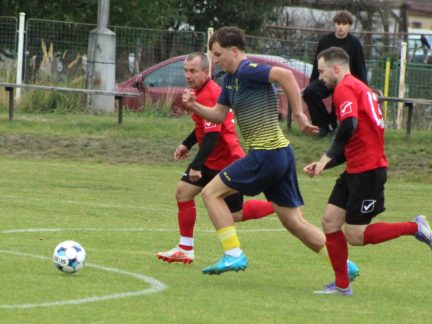 Ve fotbalové 8. lize na Táborsku se mužstva ze spodních pater vzbouřila proti favoritům