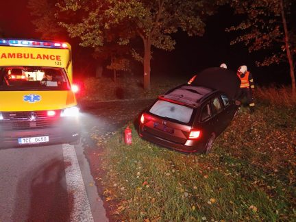 Řidič nezvládl řízení u Haklových Dvorů. Auto vyjelo ze silnice