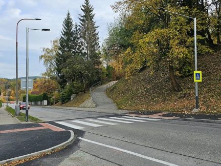 Rizikový přechod v ulici Na Svahu v Krumlově je bezpečnější