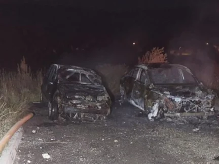 V katastru Hluboké nad Vltavou shořela další auta. Policie nevylučuje úmyslné založení požáru