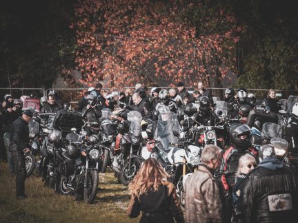 Motobobři zakopali pincka. Do Jinína dorazilo 739 motorek