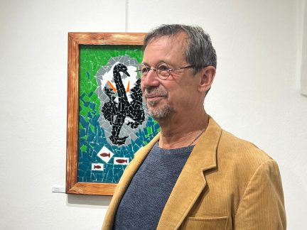 Od fotografie ke sklu: Stanislav Klváček vystavuje v plánské Galerii Fara