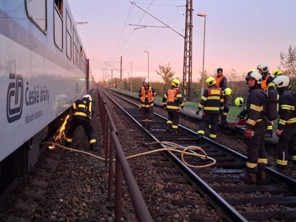 Ve vlaku se objevil kouř. Ženu, která se nadýchala zplodin, odvezli do nemocnice