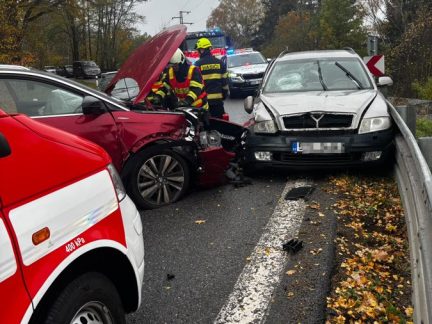 U Vyššího Brodu se srazila dvě auta. Záchranáři odvezli do nemocnice muže a ženu