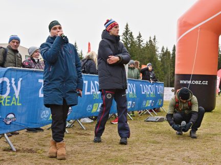 Olympionička Barbora Havlíčková rozhýbala Zadov. Kolem pěti set běžců nezastavilo mrholení ani sníh