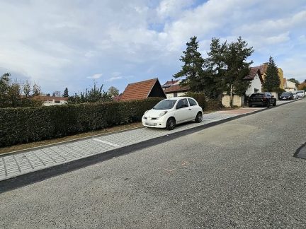 V Šumavské ulici v Krumlově vzniklo osm nových parkovacích míst