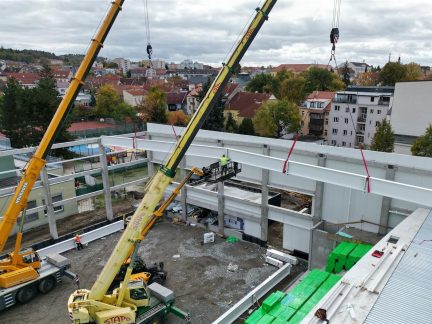 Stavba sportovní haly v Písku pokročila, v těchto dnech se usazují vazníky