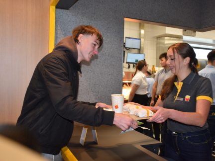 VIDEO: McDonald´s v Soběslavi otevíral mistr světa v hokeji Jiří Lála