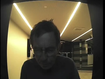 Půjčil cizímu člověku mobil, pak přišel o peníze. Policie pátrá po muži z fotografie