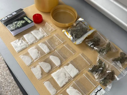 Dealer zásoboval lidi na Prachaticku drogami. Na soud čeká ve vazbě