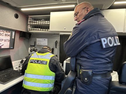 Policisté vyrazili na D3 s novým přístrojem. Odhalí falešné doklady
