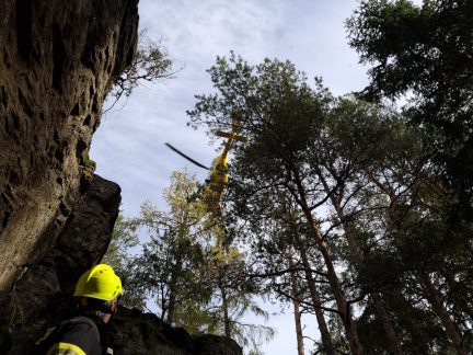 Ze skály na Prachaticku spadla žena. Záchranářka s lékařem k ní slanili z vrtulníku