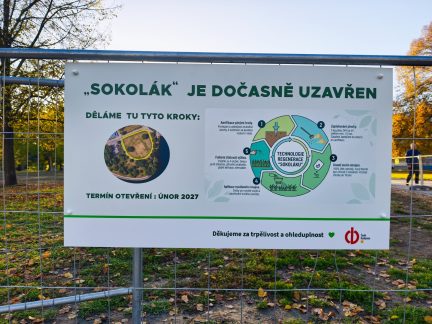 Na Sokolském ostrově v Budějovicích začala regenerace trávníku