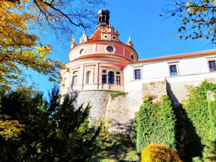 Víkend na Jindřichohradecku: Podzimní zámecká sezona, nevšední kapela a trochu toho strašení