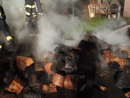 Při požáru přístřešku se dřevem v Deštné se zranil jeden člověk