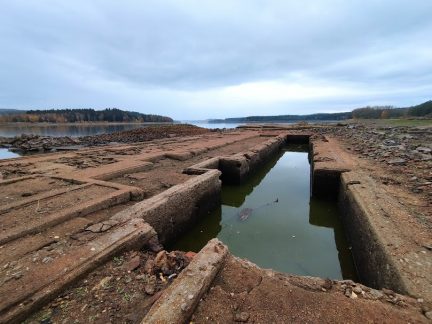 Lipno odhaluje zaniklé továrny i zbořené nádraží. Násep zaniklé železniční trati dovede na Tajvan