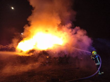 V Olešníku hořely v noci pneumatiky. Zásah hasičů trval čtyři hodiny