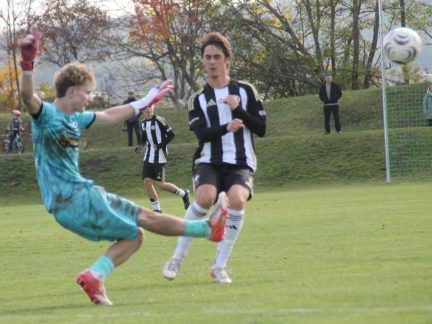Fotbal: Poražený, přesto hrdina. Navrátil junior na Dynamu zářil v brance Malše před zraky otce