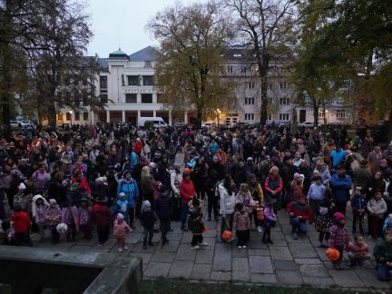 Písek zaplavily davy strašidel. Cesta do minulosti se změnila v rušné putování